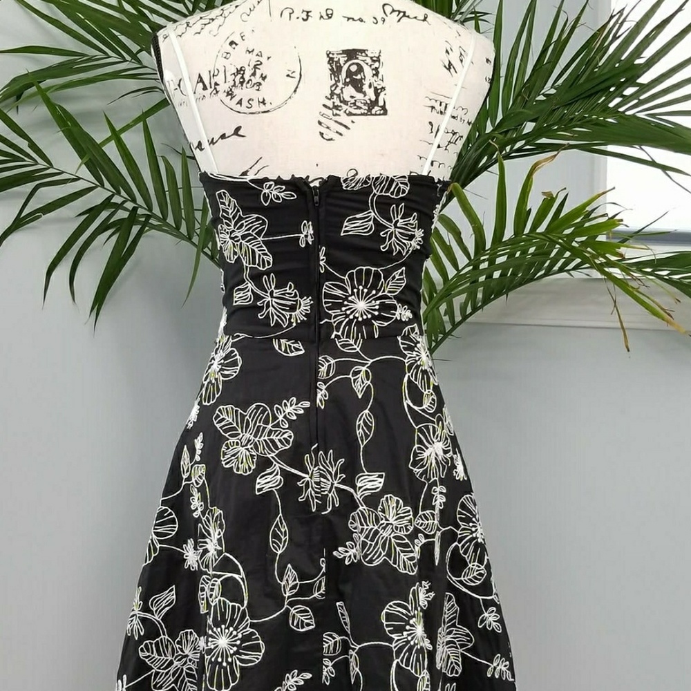 Black & White embroidery fit & flare summer dress - Picture 4 of 8
